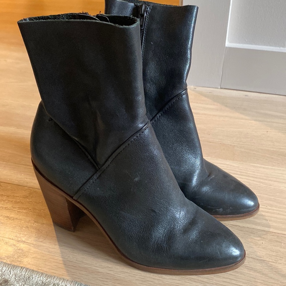EUC Aldo Black Leather heel booties